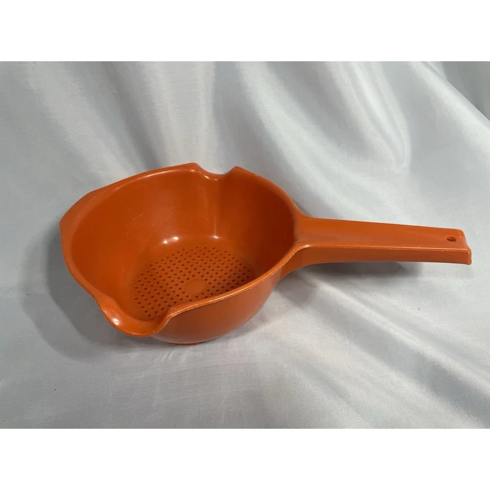 Rubbermaid #2930 1 Quart Orange 2 Spout Strainer Colanders with Handle  -VTG.